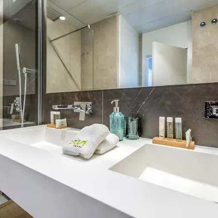Lolabeachfront - Indoor Heated Pool & - Premium Gym - Private Garden - 5 Min Train To Airport *