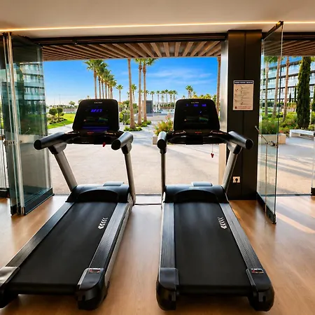 Lolabeachfront - Indoor Heated Pool & - Premium Gym - Private Garden - 5 Min Train To Airport *
