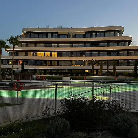 Appartement Lolabeachfront - Indoor Heated Pool & - Premium Gym - Private Garden - 5 Min Train To Airport